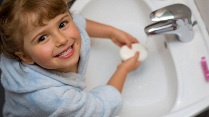 dítě si umývá ruce mýdlem, aby se zabránilo červům