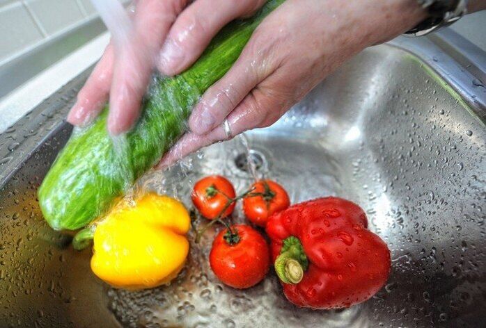 Aby se zabránilo parazitární infekci, je nutné zeleninu před jídlem umýt. 